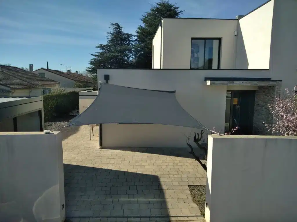 Voile d'ombrage pour abris voiture, toile tendue sur mesure.