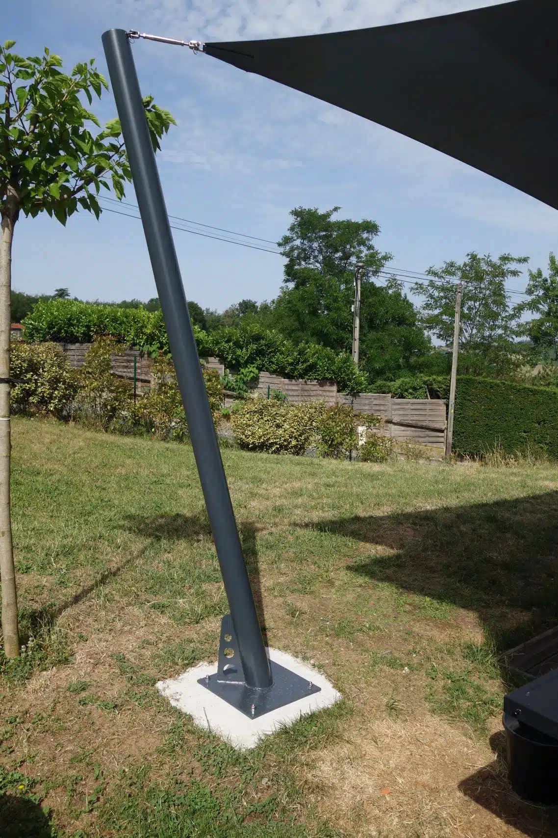 Vue détaillée : fixation de la voile d'ombrage à l'un des mâts inclinés sur-mesure.