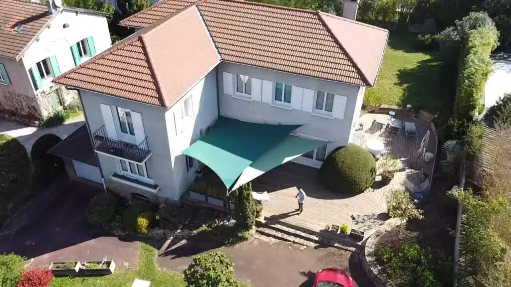 Vue aérienne des voiles d’ombrage vertes en toile Soltis 92 couvrant une terrasse à Lyon