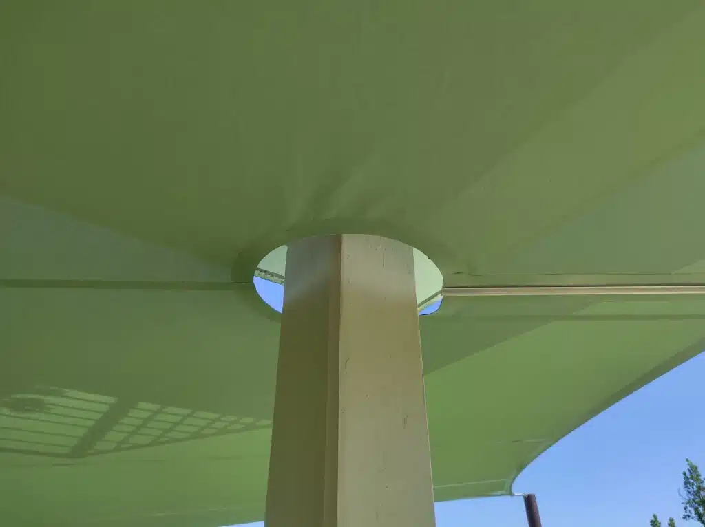 Détail technique d’un cerclage dans une voile d’ombrage Soltis 92 permettant d’intégrer un pilier