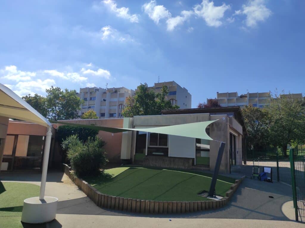 Voile d’ombrage verte cour école Francheville Rhône